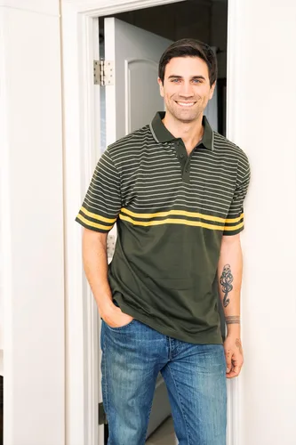 Vista 4 de Gioberti Polo de contraste de rayas dobles para hombre con bolsillo - tinte de hilo