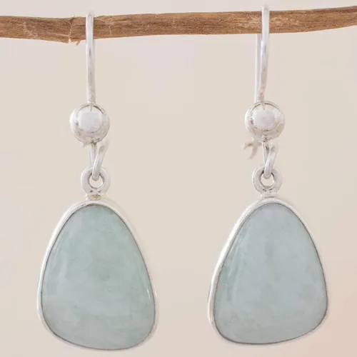 Vista 2 de NOVICA Aretes colgantes de jade hechos a mano artesanales de plata de ley, verde manzana, salvia del desierto de Guatemala, modernos 1.5 pulgadas