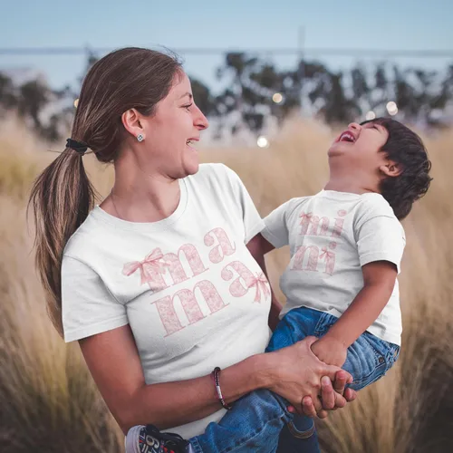 Vista 3 de Mommy and Me Boho Lace Coquette Bow - Camisetas de algodón suave para mamá y mini - Lindas camisetas de madre e hijo para fotos familiares, baby