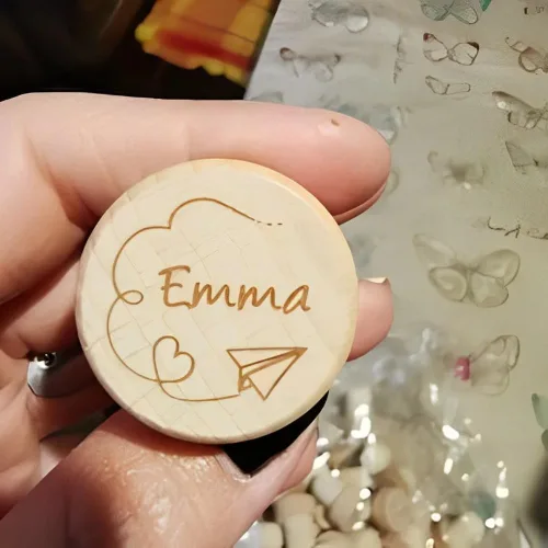 Vista 5 de WOMB Tapón de vino de madera personalizado, decoración de boda, tapón de botella personalizado con diseño láser, nombre de regalo para invitados