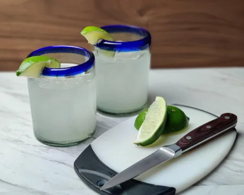 Vista 3 de Vasos de beber mexicanos soplados a mano - Juego de 6 vasos tipo tumbler con bordes azul cobalto (10 oz cada uno)