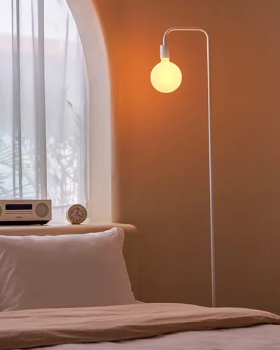 Vista 7 de ONEWISH Lámpara de pie para sala de estar, lámpara de pie minimalista con bombilla LED moderna, vidrio blanco esmerilado de 6 pulgadas, 1800 K