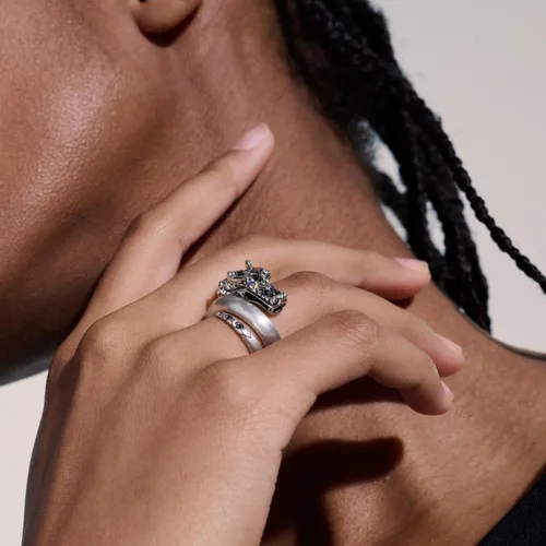Vista 4 de Anillo de plata Naga Legends para mujer en acabado cepillado con espinela negra y ojos de zafiro azul