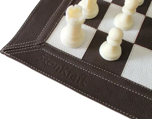 Vista 4 de Stonkraft - Juego de ajedrez enrollable de cuero genuino de 19" x 19" con piezas de ajedrez de plástico - Bronceado oscuro