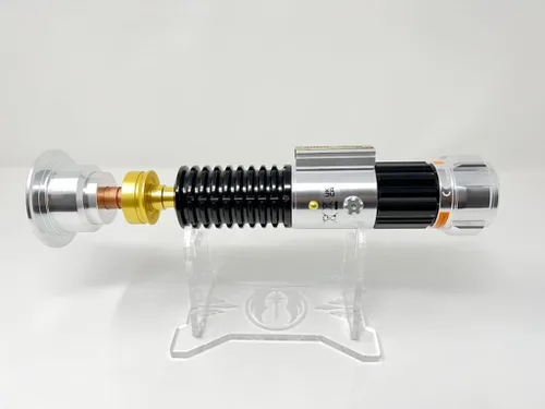 Vista 6 de Galaxy's Edge Star Wars OBI-Wan Kenobi Legacy - Paquete de empuñadura de sable láser con emblema grabado personalizado