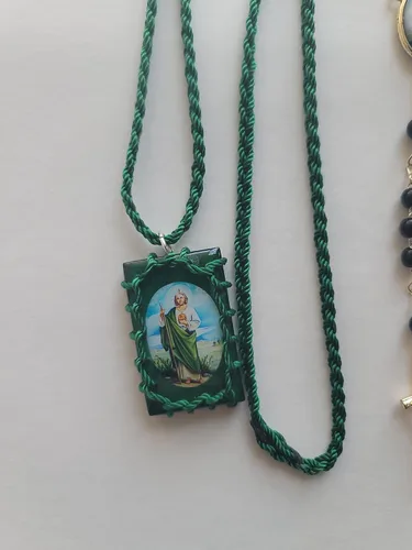 Vista 3 de Escapulario Verde, Rosario Negro de Cristal y Pulcera de Hilo de San Judas Tadeo