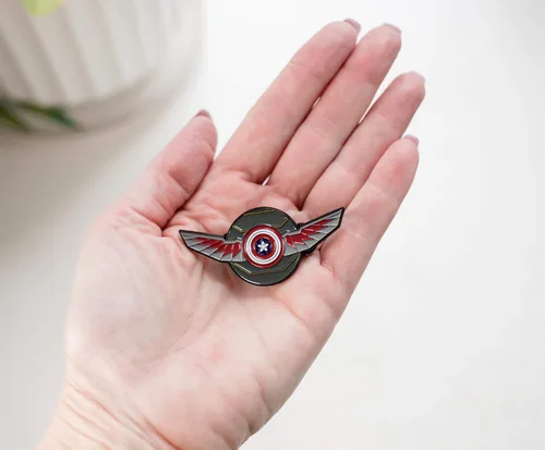 Vista 3 de SalesOne LLC Marvel Studios Falcon and The Winter Soldier - Pin esmaltado de edición limitada, coleccionable de cómics con licencia oficial, regalos