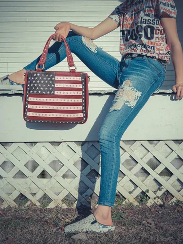 Vista 2 de Montana West Bolso patriótico con tachuelas para mujer, bolso de mano con bandera estadounidense y bolso cruzado