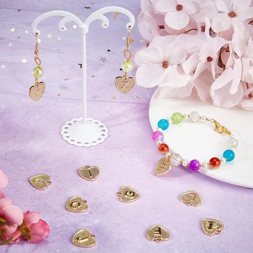 Vista 5 de SUNNYCLUE 1 caja de 26 dijes chapados en oro real de 18 quilates con letras de corazón a granel del alfabeto para pulseras, collares, dijes de copa