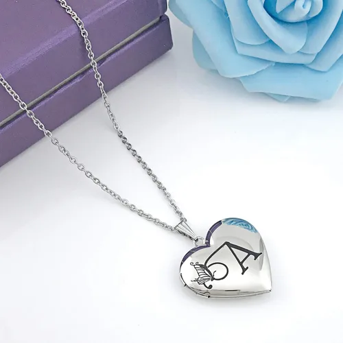 Vista 5 de MUERDOU Collar con medallón de mariposa que sostiene imágenes iniciales del alfabeto en forma de corazón con foto y recuerdo