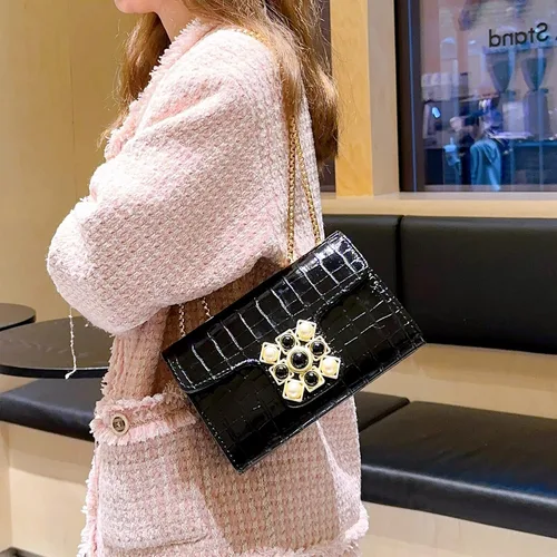Vista 2 de UTOTEBAG Bolsos cruzados para mujer, bolso pequeño de piel sintética, bolso de hombro de moda, bolso de noche con correa de cadena