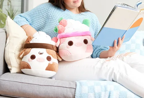 Vista 2 de PlushGoals Strawberry Mooshake - Lindo batido de vaca kawaii, juguete de peluche, 11 pulgadas