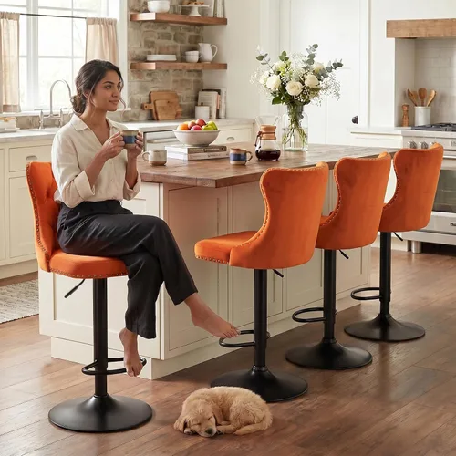 Vista 338 de SoarFlash Juego de 2 taburetes de bar tapizados de terciopelo moderno con patas de madera, botones acolchados, cabeza de clavo cromada, asiento