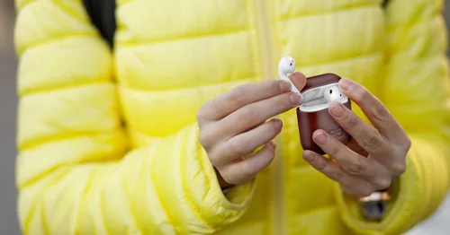 Vista 7 de Dreem Om - Funda para estuche con clip para llavero compatible con AirPods 1 y 2, funda de cuero vegano para Airpods para hombres y mujeres, Negro