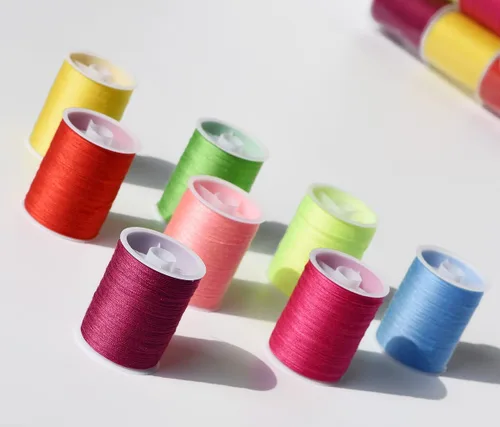 Vista 3 de Kit de 30 carretes de hilo de coser de alta calidad (2300Y) de 42 colores, excelente poliéster para bordados o coser a máquina, kit de coser, hilo