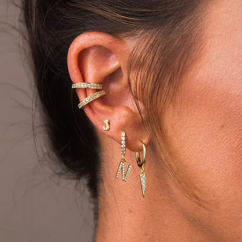 Vista 3 de MEVECCO Aretes de aro de circonita cúbica chapados en oro de 18 quilates, con iniciales de la A a la Z, 26 letras personalizadas, joyería