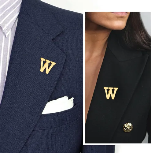 Vista 2 de Pin de solapa inicial para hombres y mujeres, broches para trajes de hombre, botones de metal en tono dorado de 18 quilates y plata.