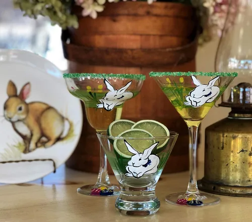 Vista 5 de Vasos de Martini pintados a mano de Pascua con conejito y tulipanes – Juego de 2, cristalería pintada a mano por artistas de Estados Unidos