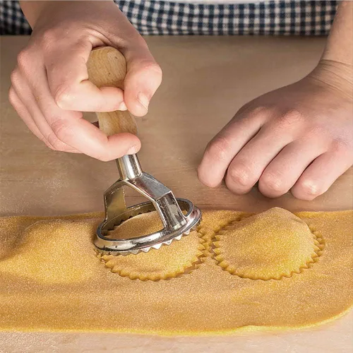Vista 5 de Cortador de sellos de ravioles con juego de ruedas de rodillo, molde con mango de madera y borde estriado, accesorio de cocina para prensa de pasta