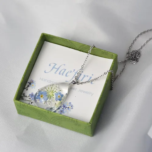 Vista 25 de Collar de flores silvestres prensadas con encaje de Forget-Me-Not y Queen Anne Collar de flores prensadas de oro Collares hechos a mano