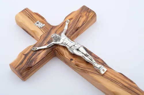 Vista 3 de Olive Wood Gifts Shop Cruz de madera de olivo hecha a mano con metal chapado en plata (crucifijo de 8 pulgadas) – Colgante de pared, de la Tierra