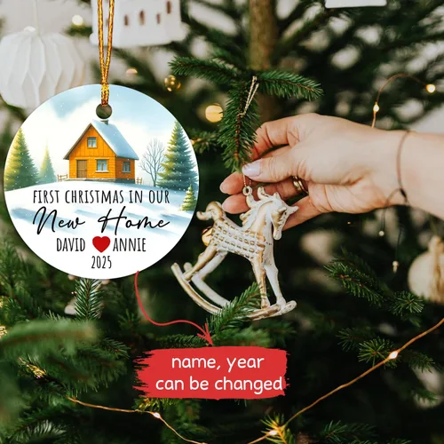 Vista 2 de Primera Navidad en nuestro nuevo hogar 2025, regalo de boda para recién casados, decoración de árbol de Navidad, nuevo propietario de casa, adorno