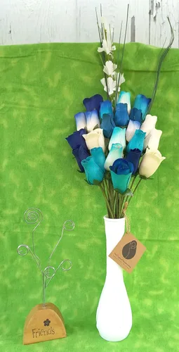Vista 2 de Ramo de bayas azules y crema de lujo, con rosas cerradas y medio abiertas (2 docenas)