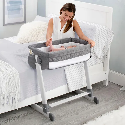 Vista 2 de Simmons Kids By The Bed City Sleeper Moisés - Cuna portátil de altura ajustable con ruedas y malla transpirable, tweed gris