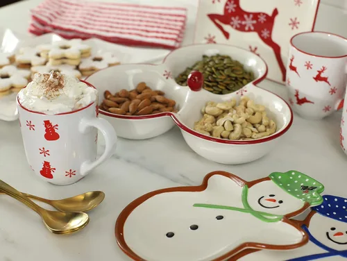 Vista 4 de Euro Ceramica Winterfest - Juego de tazas de Navidad de 4 piezas, tazas de gres navideñas estampadas a mano, patrones surtidos rojos y blancos