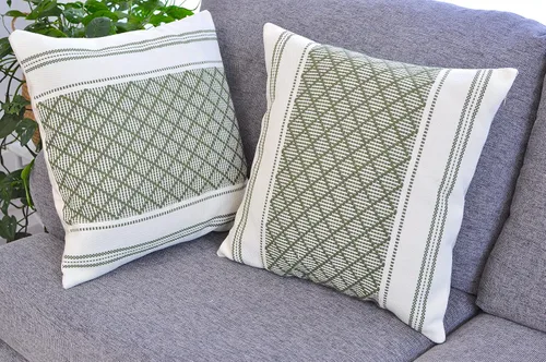 Vista 2 de Funda de almohada tejida de algodón, color verde oliva/blanco roto, 16 x 16 pulgadas (una sola pieza)