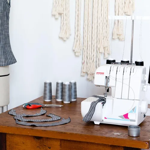 Vista 3 de Janome MOD-8933 Serger con Roscado Lay-In, 3 y 4 Roscas Convertible con Alimentación Diferencial