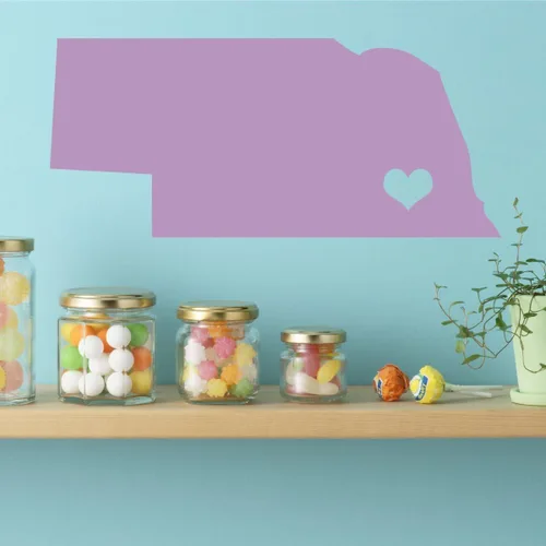 Vista 2 de Nebraska State Decal - Cornhusker State Vinyl Wall Art - Silhouette with Lincoln (Capital City) Marked with Heart