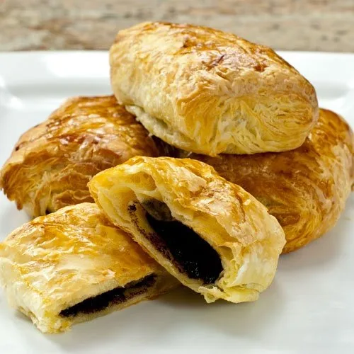Vista 2 de Croissants de chocolate (Pain au Chocolat) - 3.25 onzas, congelados, sin hornear, 30