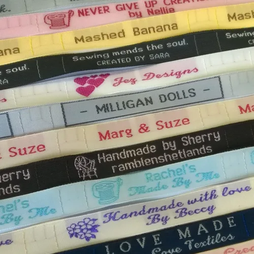 Vista 4 de Etiquetas personalizadas 100% tejidas, 1/2 pulgada de ancho