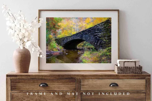 Vista 4 de Impresión de fotografía campestre (no enmarcada) Imagen de puente de piedra rodeado de follaje de otoño en el día de otoño en grandes montañas