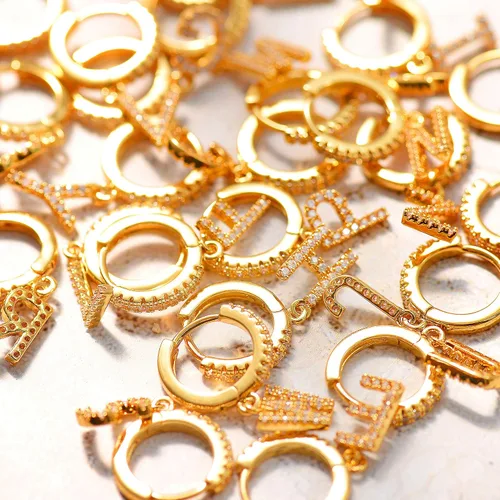Vista 5 de Mevecco Aretes de aro de oro delicado de 18 quilates con circonita cúbica en pavé con iniciales A-Z de 26 letras personalizadas, diminutas colgantes
