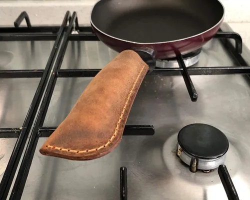 Vista 3 de Funda de cuero personalizada para mango de olla - Soporte de cuero para mango caliente - Agarradera de cuero 100% genuino - Soporte para olla