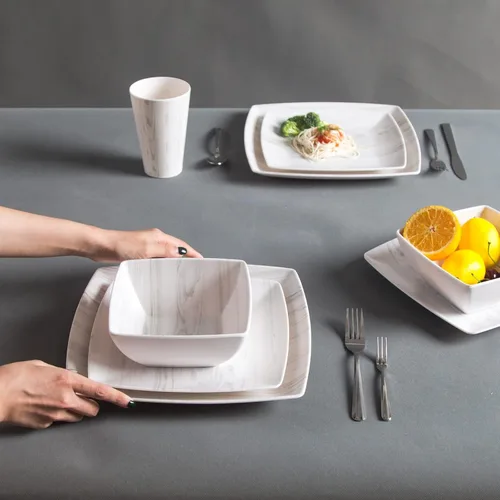 Vista 7 de Juego de vajilla de melamina de 16 piezas con aspecto de madera, tazas cuadradas, vasos de madera de grano de madera, platos de plástico