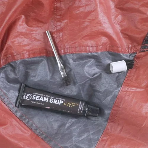 Vista 6 de GEAR AID Seam Grip FC Sellador de curado rápido para tiendas de campaña de nailon y poliéster, lonas, toldos, transparente, agarre de costura WP