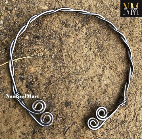 Vista 2 de NauticalMart Collar medieval de hierro tradicional celta torque torque, torque forjado a mano, torc nórdico medieval, cuello auténtico y anillo
