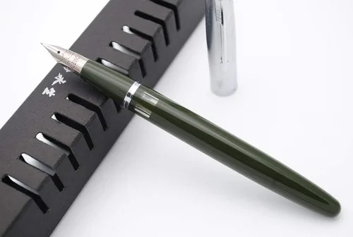 Vista 3 de czxwyst Pluma estilográfica Vacumatic con tapa de acero 601A (verde militar con ventana de tinta)