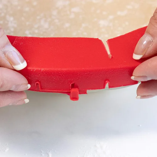 Vista 4 de Talisman Designs Protector ajustable para tartas Platos con borde de 8 a 11.5 pulgadas Protector de corteza de pastel I rojo - Juego de 2