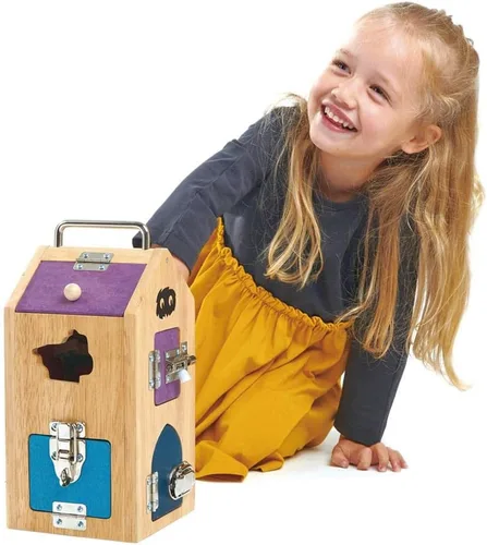 Vista 5 de Tender Leaf Toys Caja de bloqueo de madera Monster - 8 puertas diferentes con varios mecanismos de bloqueo ayuda a desarrollar habilidades