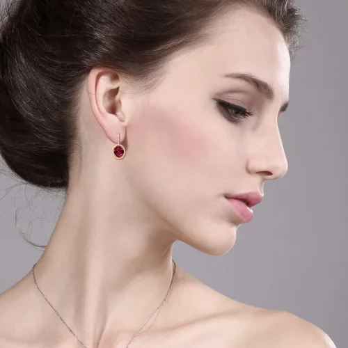 Vista 3 de Gem Stone King Aretes colgantes chapados en oro amarillo de 18 quilates con rubí rojo para mujer (4.00 quilates, ovalado 0.354 x 0.276 in), Metal