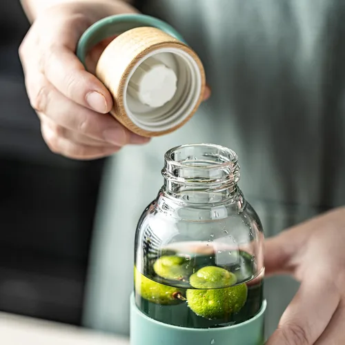Vista 9 de Botella de agua de vidrio de borosilicato de 21 onzas con funda antideslizante y tapa a prueba de fugas - Botella de bebida reutilizable para 2