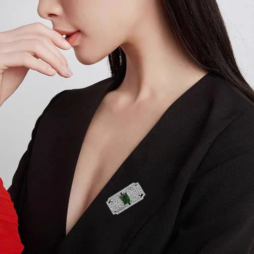 Vista 3 de Broche rectangular de circonita cúbica verde bohemio para mujer, chapado en plata, delicado piedra natal esmeralda, vintage, filigrana, broches