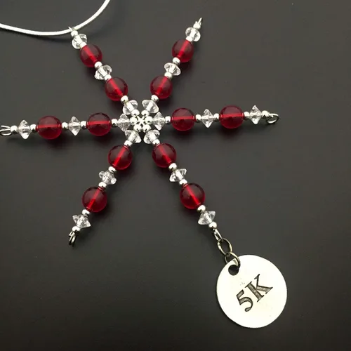 Vista 2 de Adorno de 5K – Adorno de Navidad con cuentas de copo de nieve 5K, etiqueta de regalo con dije redondo de peltre 5K con caja de joyería, hecho a mano
