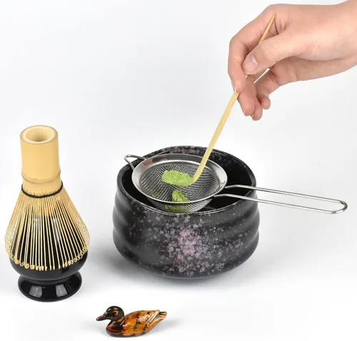 Vista 4 de Artcome Kit de ceremonia de matcha para ceremonia de té japonesa, cuenco tradicional de matcha, batidor, cuchara de té, colador de polvo matcha Negro