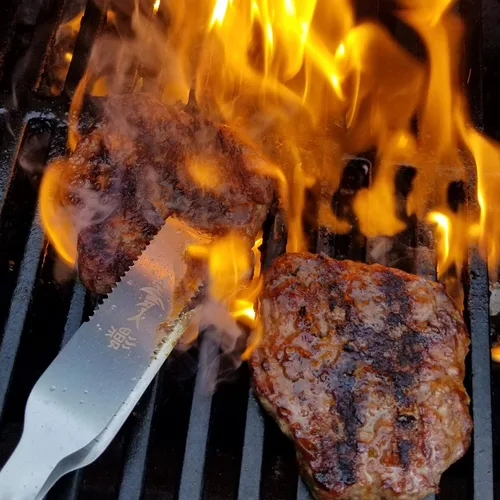 Vista 5 de Juego de pinzas (paquete de dos) pinzas para parrilla de 13 y 17 pulgadas y volteadores de carne para asar a la parrilla en parrillas de gas