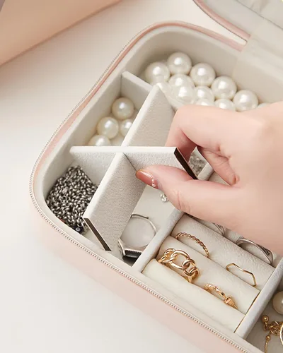 Vista 3 de Joyero organizador para viajes, joyería de piel sintética, para aretes, anillos, collares, cajas de regalo de cumpleaños de Navidad para mujeres
